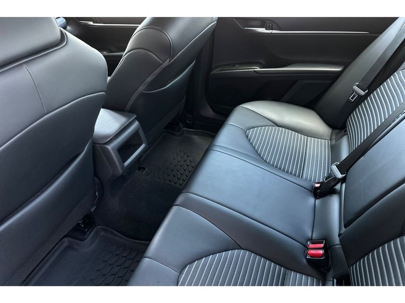 Toyota Camry Vehicle Full-screen Gallery Image 13