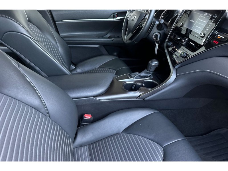 Toyota Camry Vehicle Full-screen Gallery Image 16