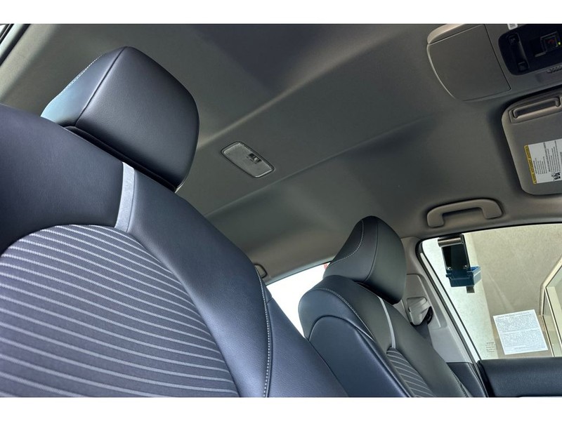 Toyota Camry Vehicle Full-screen Gallery Image 17