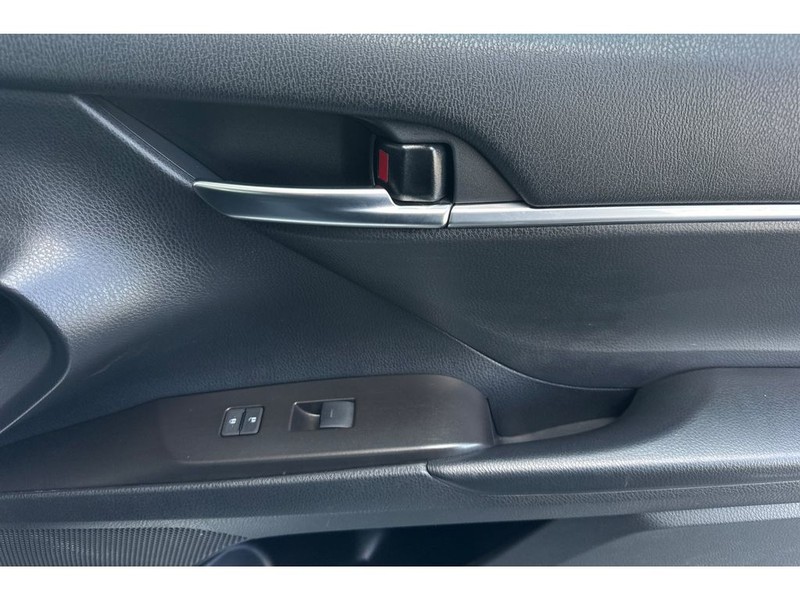 Toyota Camry Vehicle Full-screen Gallery Image 18
