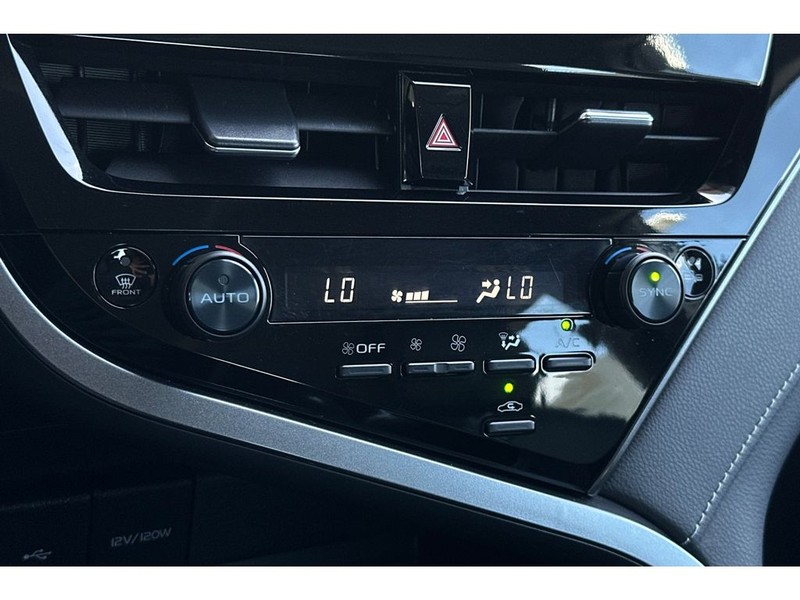 Toyota Camry Vehicle Full-screen Gallery Image 21