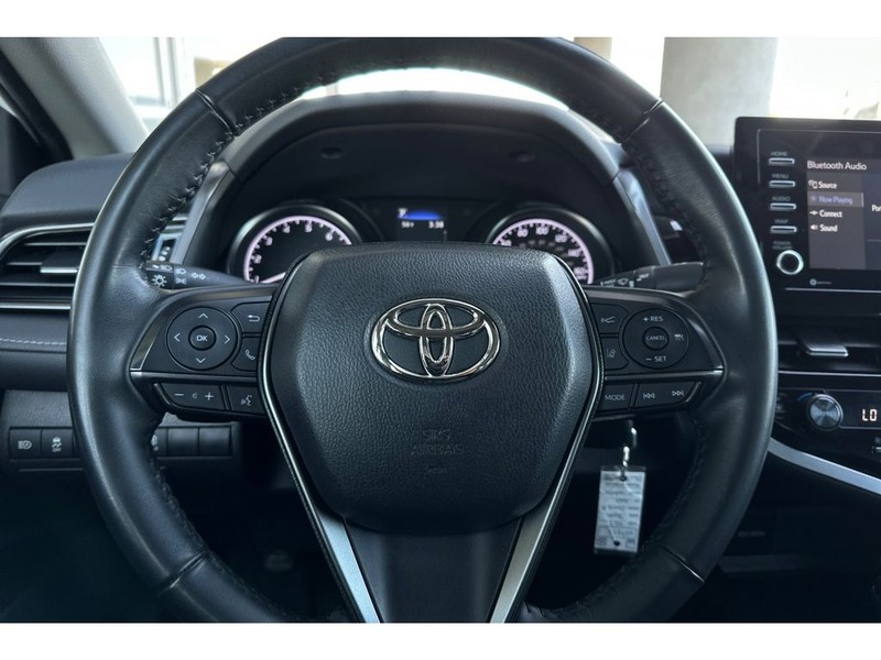 Toyota Camry Vehicle Full-screen Gallery Image 23