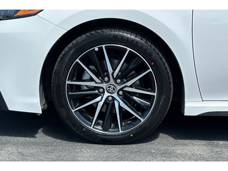 Toyota Camry Vehicle Full-screen Gallery Image 29