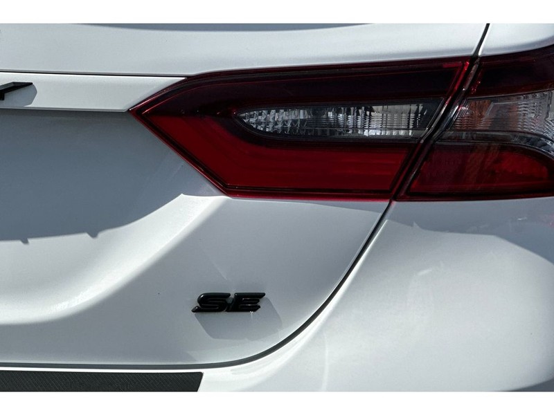 Toyota Camry Vehicle Full-screen Gallery Image 30