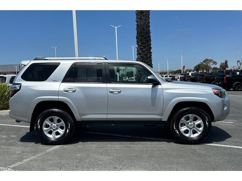 Toyota 4Runner Vehicle Full-screen Gallery Image 03