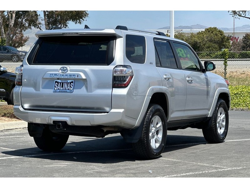 Toyota 4Runner Vehicle Full-screen Gallery Image 04