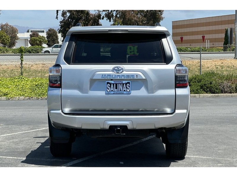 Toyota 4Runner Vehicle Full-screen Gallery Image 05