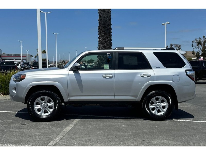 Toyota 4Runner Vehicle Full-screen Gallery Image 07