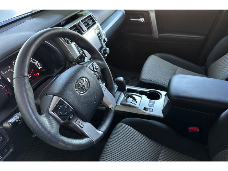 Toyota 4Runner Vehicle Full-screen Gallery Image 10