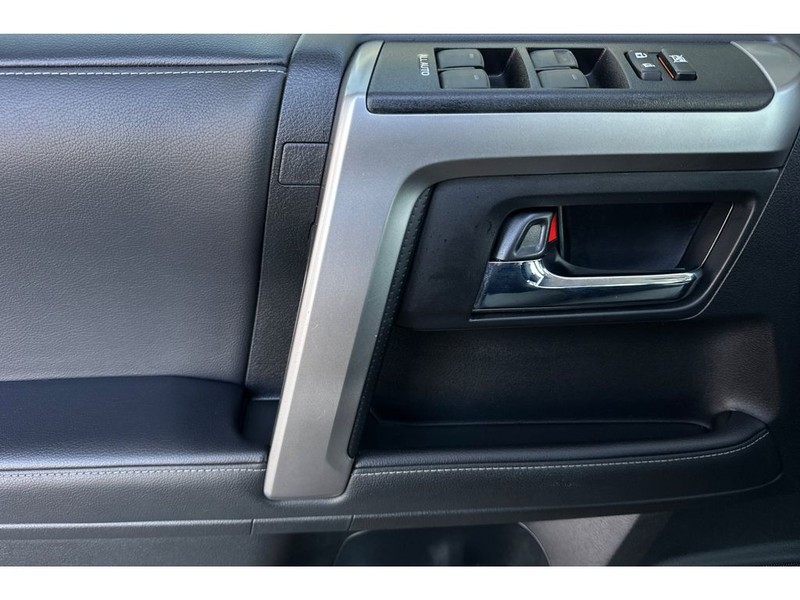 Toyota 4Runner Vehicle Full-screen Gallery Image 11