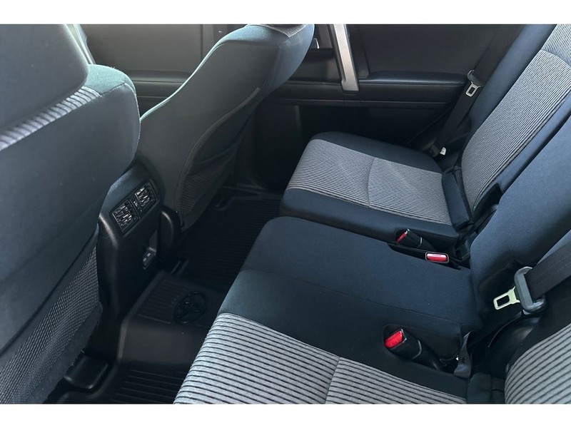 Toyota 4Runner Vehicle Full-screen Gallery Image 13