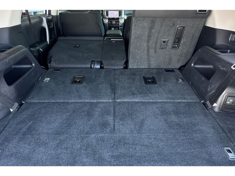 Toyota 4Runner Vehicle Full-screen Gallery Image 17