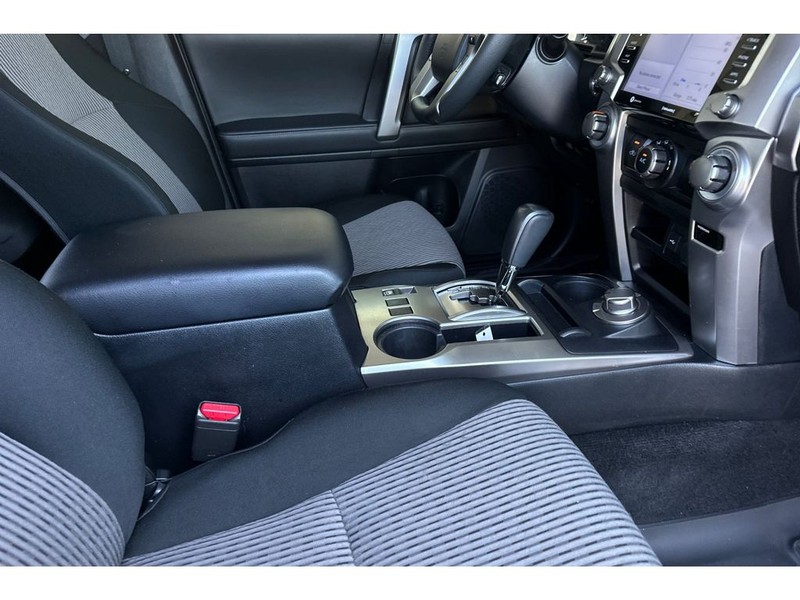 Toyota 4Runner Vehicle Full-screen Gallery Image 18