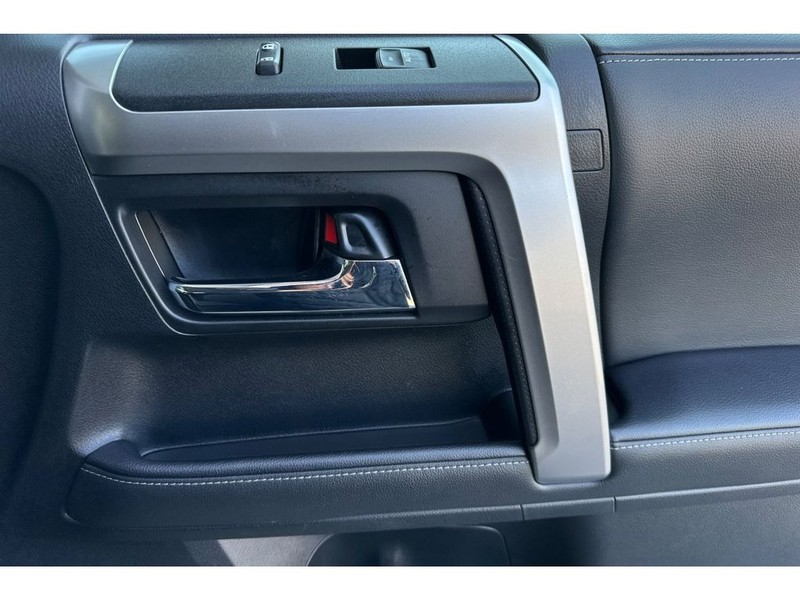 Toyota 4Runner Vehicle Full-screen Gallery Image 20