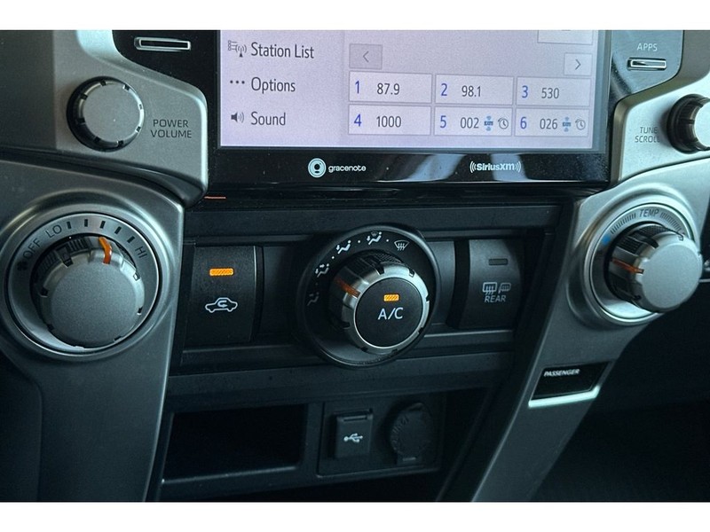 Toyota 4Runner Vehicle Full-screen Gallery Image 23