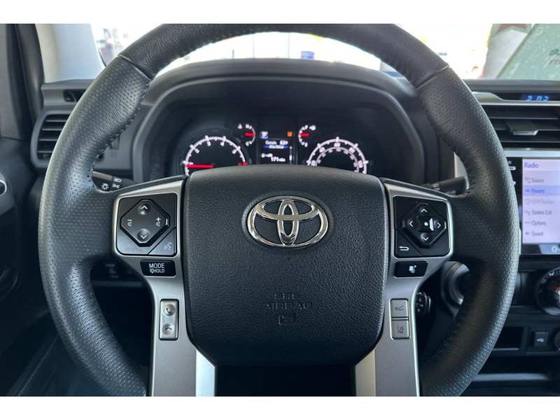 Toyota 4Runner Vehicle Full-screen Gallery Image 26
