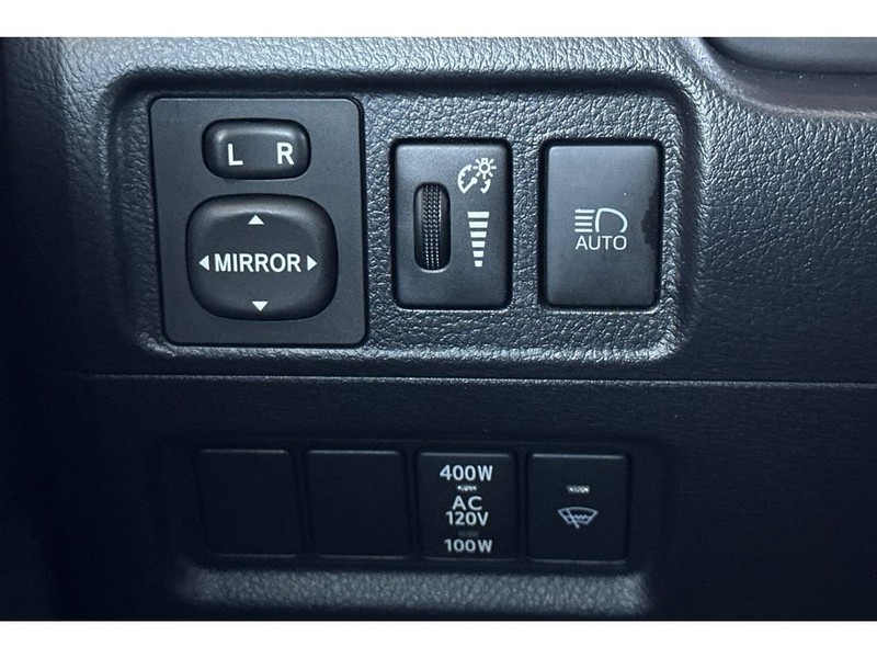 Toyota 4Runner Vehicle Full-screen Gallery Image 31