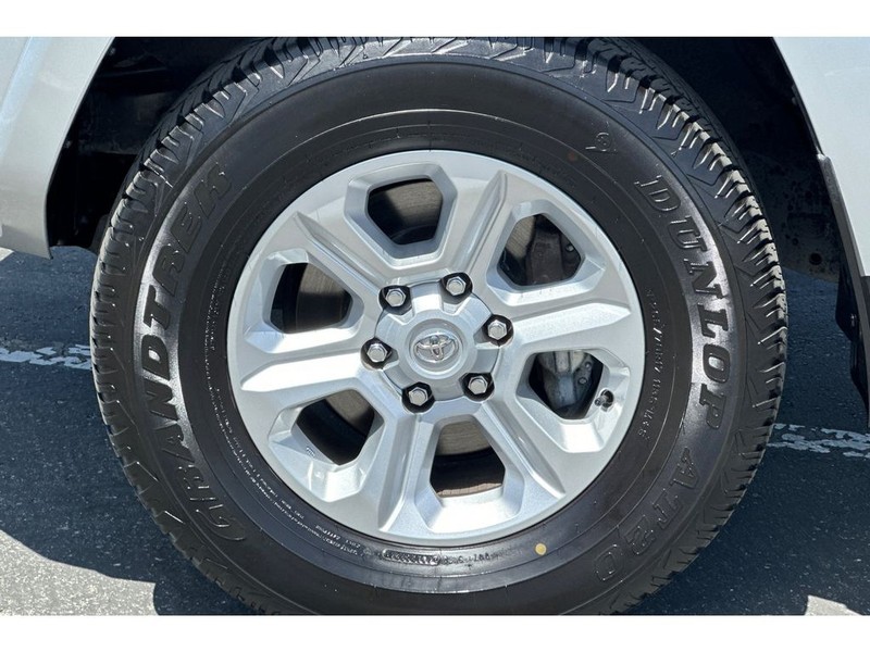 Toyota 4Runner Vehicle Full-screen Gallery Image 32