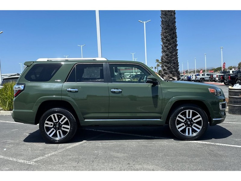 Toyota 4Runner Vehicle Full-screen Gallery Image 03