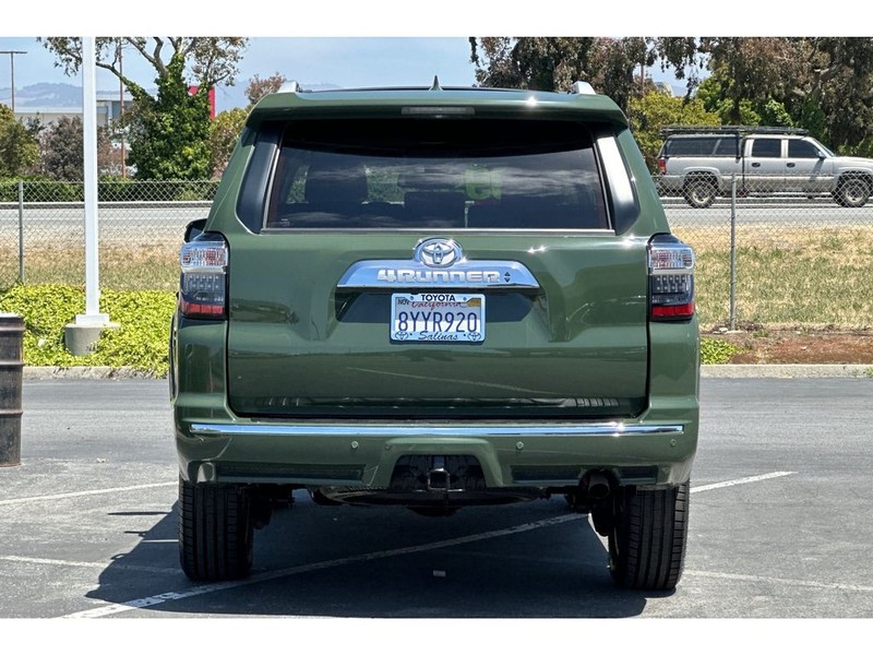 Toyota 4Runner Vehicle Full-screen Gallery Image 05