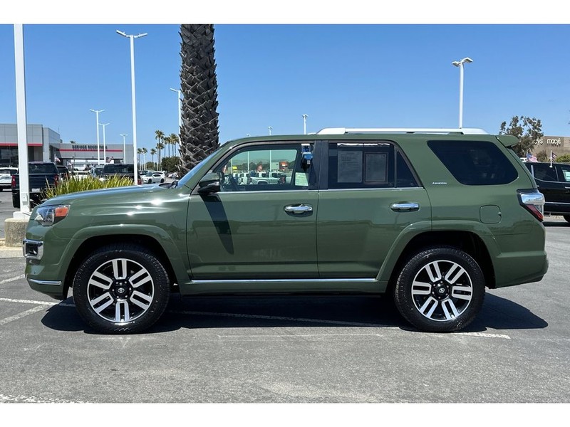 Toyota 4Runner Vehicle Full-screen Gallery Image 07
