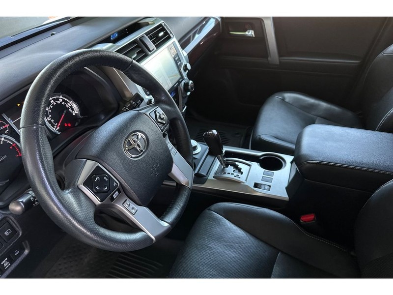 Toyota 4Runner Vehicle Full-screen Gallery Image 10