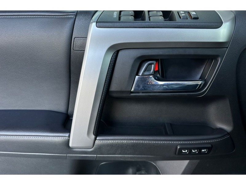 Toyota 4Runner Vehicle Full-screen Gallery Image 11
