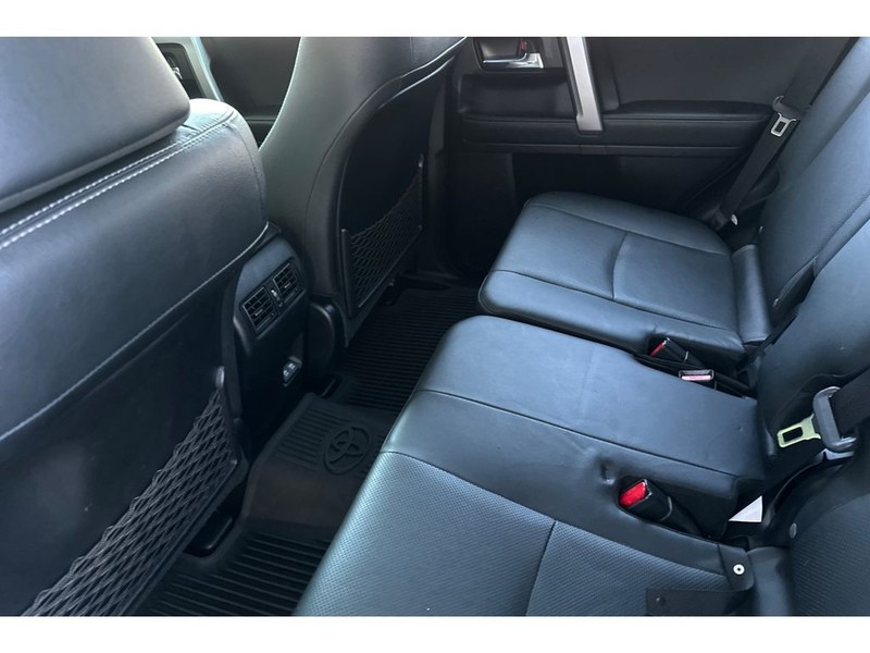 Toyota 4Runner Vehicle Full-screen Gallery Image 13