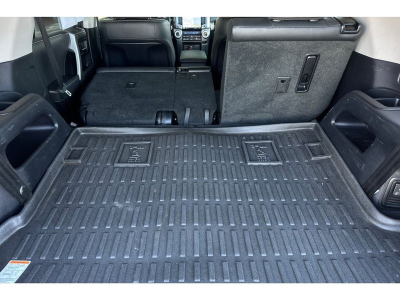 Toyota 4Runner Vehicle Full-screen Gallery Image 17