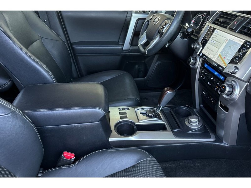 Toyota 4Runner Vehicle Full-screen Gallery Image 18