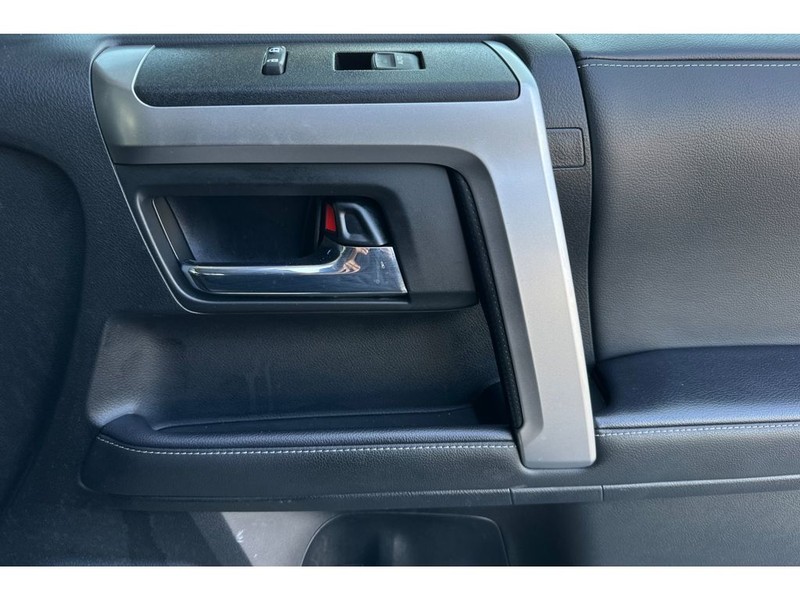 Toyota 4Runner Vehicle Full-screen Gallery Image 20