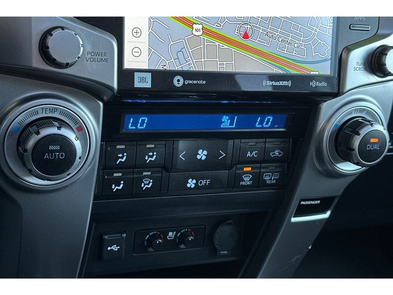 Toyota 4Runner Vehicle Full-screen Gallery Image 24