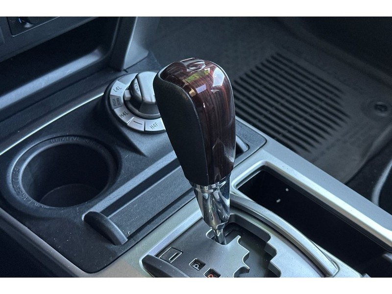 Toyota 4Runner Vehicle Full-screen Gallery Image 25