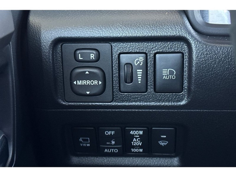 Toyota 4Runner Vehicle Full-screen Gallery Image 32