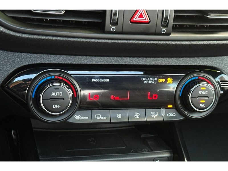 Kia Forte Vehicle Full-screen Gallery Image 24