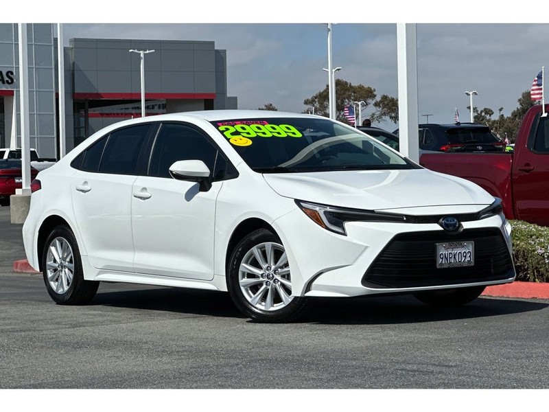 Toyota Corolla Hybrid Vehicle Full-screen Gallery Image 02