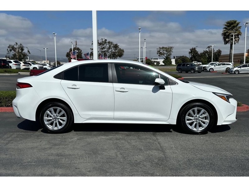 Toyota Corolla Hybrid Vehicle Full-screen Gallery Image 03