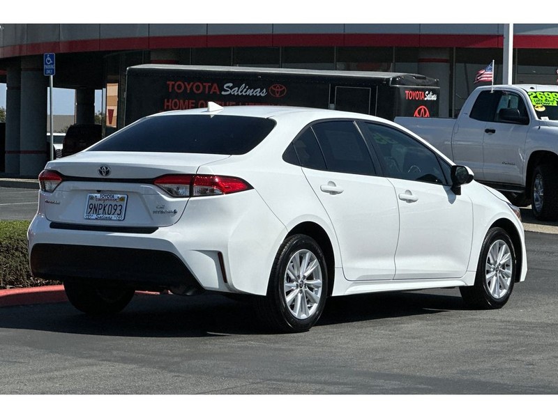 Toyota Corolla Hybrid Vehicle Full-screen Gallery Image 04