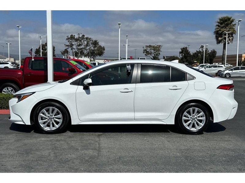 Toyota Corolla Hybrid Vehicle Full-screen Gallery Image 07