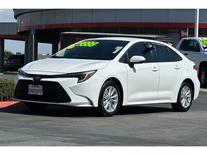 Toyota Corolla Hybrid Vehicle Full-screen Gallery Image 08