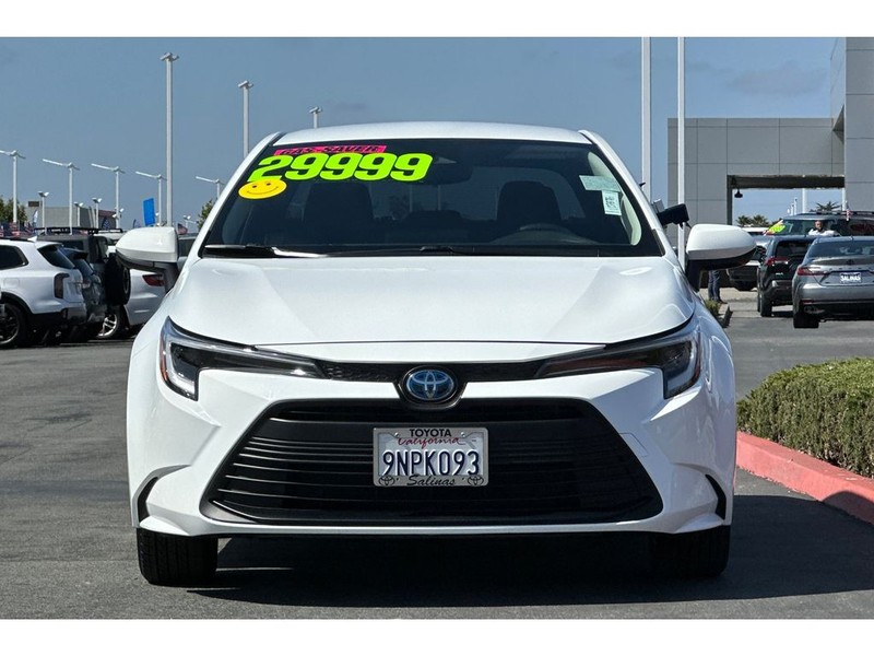 Toyota Corolla Hybrid Vehicle Full-screen Gallery Image 09