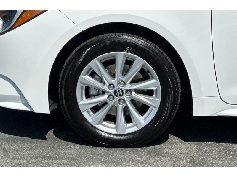 Toyota Corolla Hybrid Vehicle Full-screen Gallery Image 30