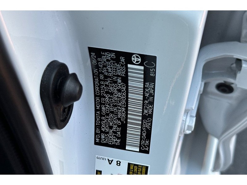 Toyota Corolla Hybrid Vehicle Full-screen Gallery Image 32