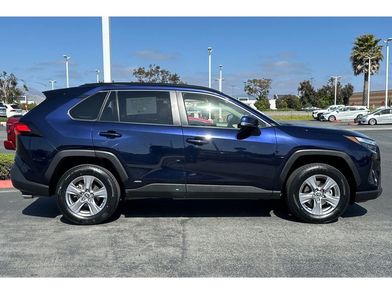 Toyota RAV4 Vehicle Full-screen Gallery Image 03