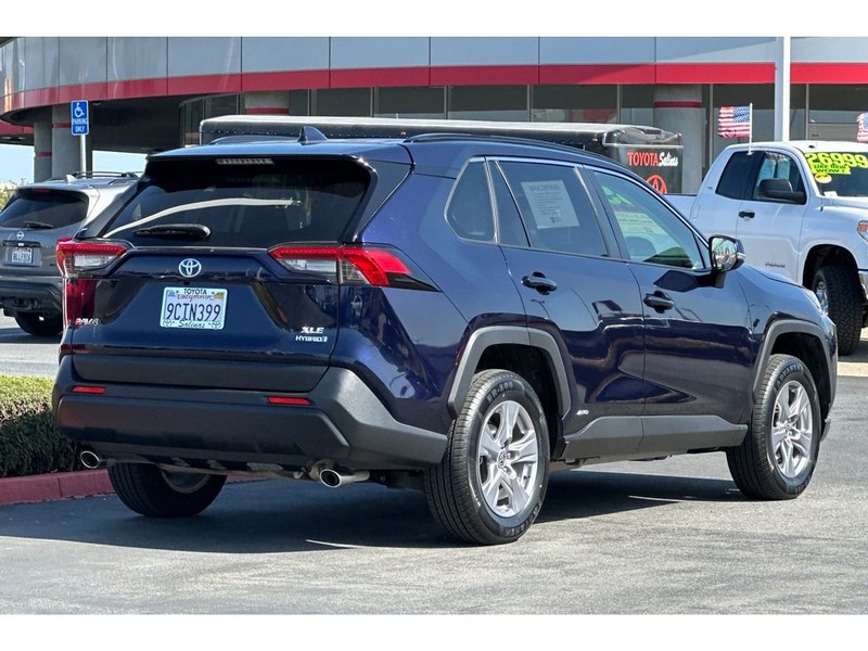 Toyota RAV4 Vehicle Full-screen Gallery Image 04