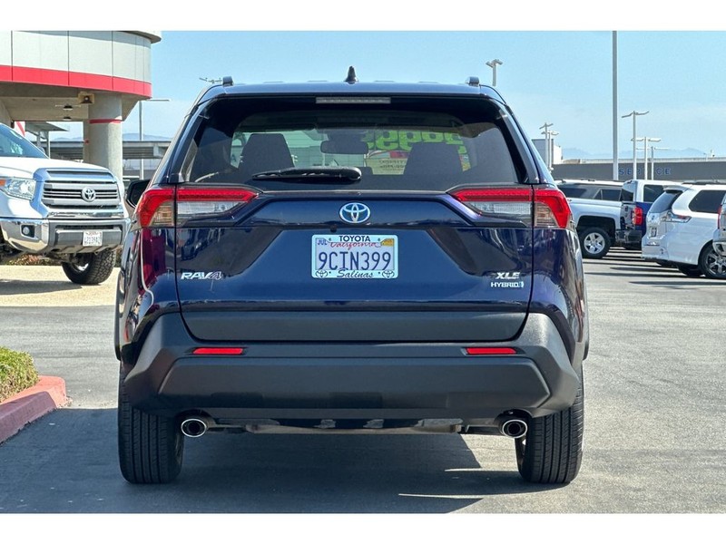 Toyota RAV4 Vehicle Full-screen Gallery Image 05