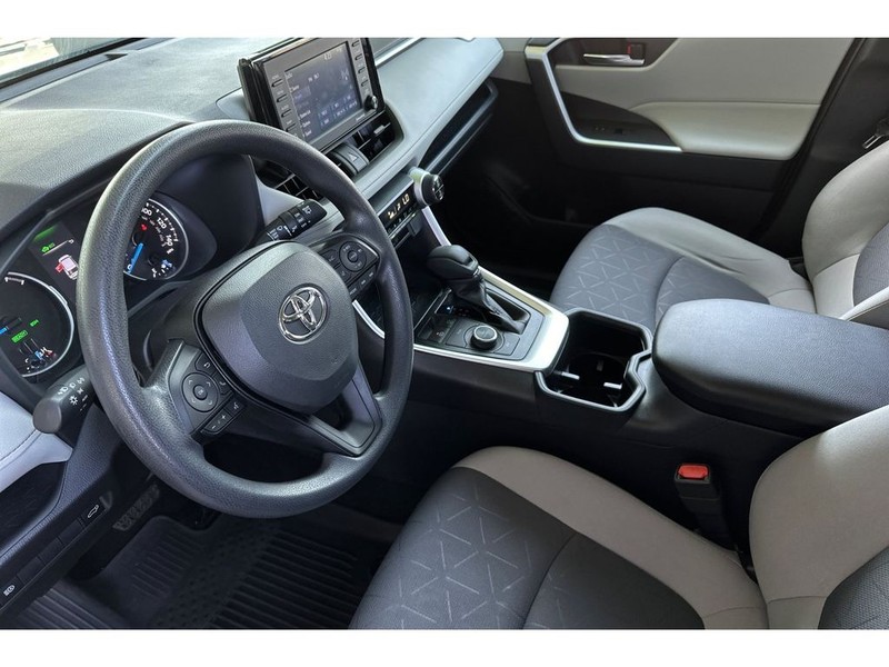 Toyota RAV4 Vehicle Full-screen Gallery Image 10