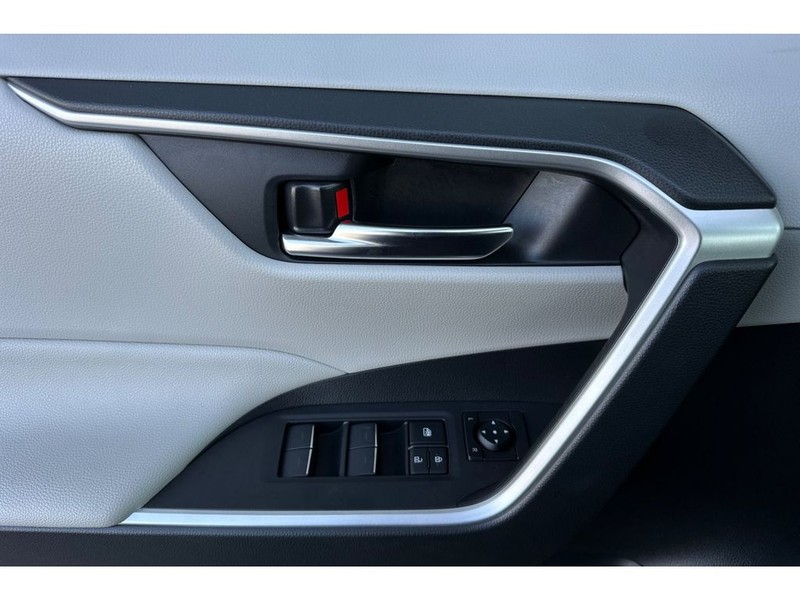 Toyota RAV4 Vehicle Full-screen Gallery Image 11