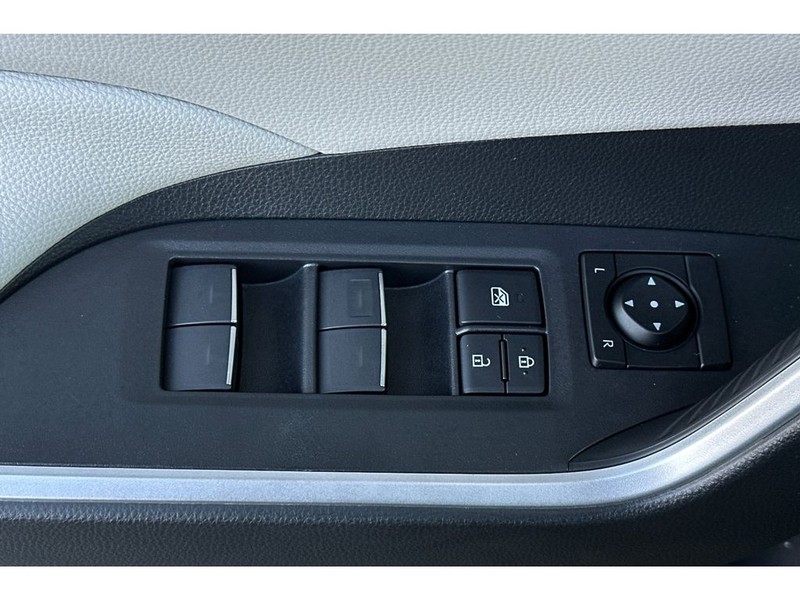 Toyota RAV4 Vehicle Full-screen Gallery Image 12