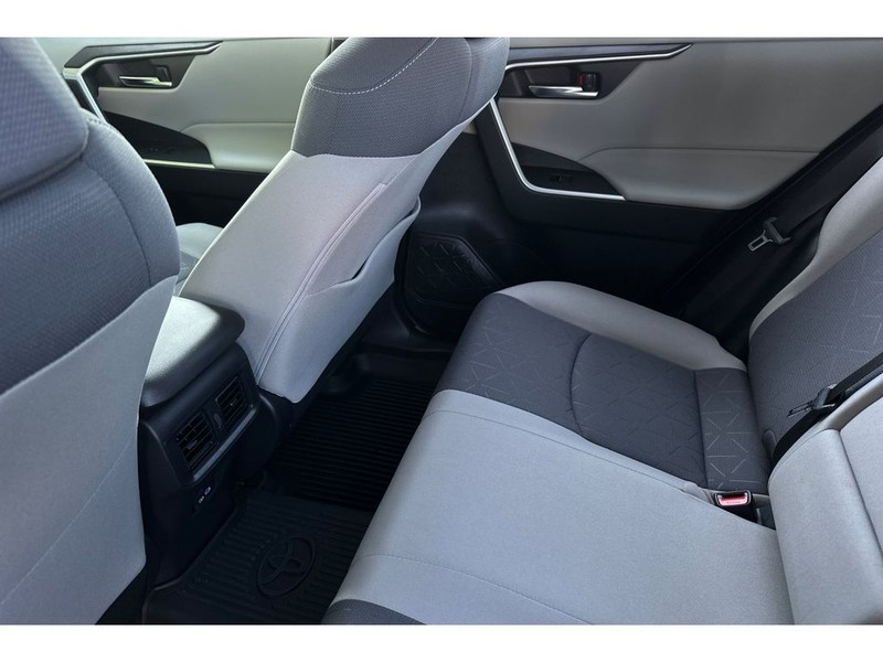 Toyota RAV4 Vehicle Full-screen Gallery Image 13